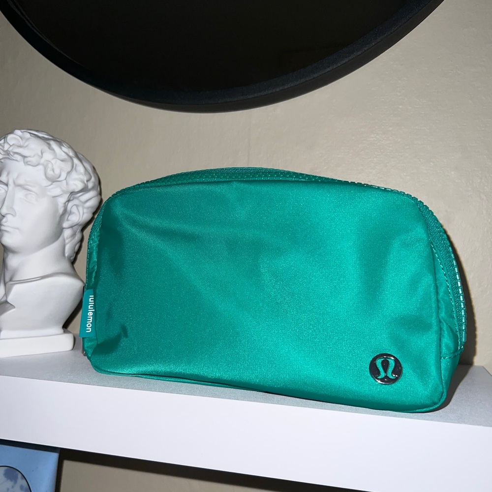 Lululemon Everywhere Belt Bag in Emerald Ice NWOT